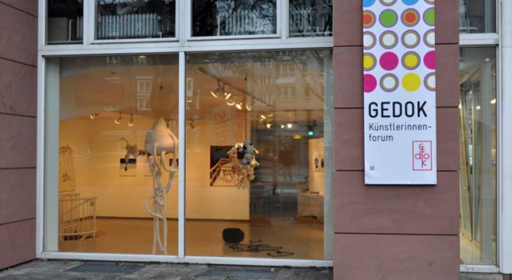 GEDOK Künstlerinnenforum - Fensterfront der Galerie mit Logo und Poster der GEDOK