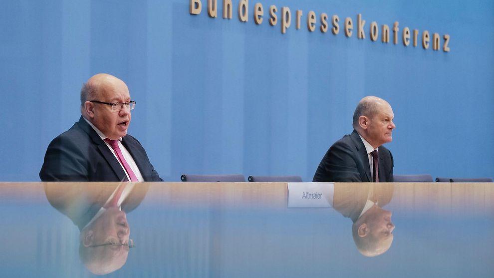 Finanzminister und Vizekanzler Olaf Scholz (r.) Wirtschaftsminister Peter Altmaier (l.) am Donnerstag in der Bundespressekonferenz. Foto: Markus Schreiber/AFP/Getty Images Finanzminister und Vizekanzler Olaf Scholz (r.) Wirtschaftsminister Peter Altmaier (l.) am Donnerstag in der Bundespressekonferenz. Foto: Markus Schreiber/AFP/Getty Images