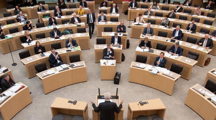 Corona-Krise: BW-Landtag macht Weg frei für milliardenschweres Hilfspaket für die Wirtschaft, Foto: dpa Bildfunk,picture alliance/Marijan Murat/dpa