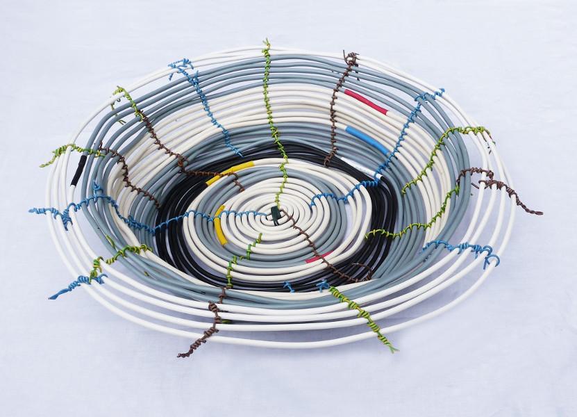 Rose Schrade, Schale aus Elektrokabeln, 60 cm, 2020 Ausstellung verWERTung. Rose Schrade, Schale aus Elektrokabeln