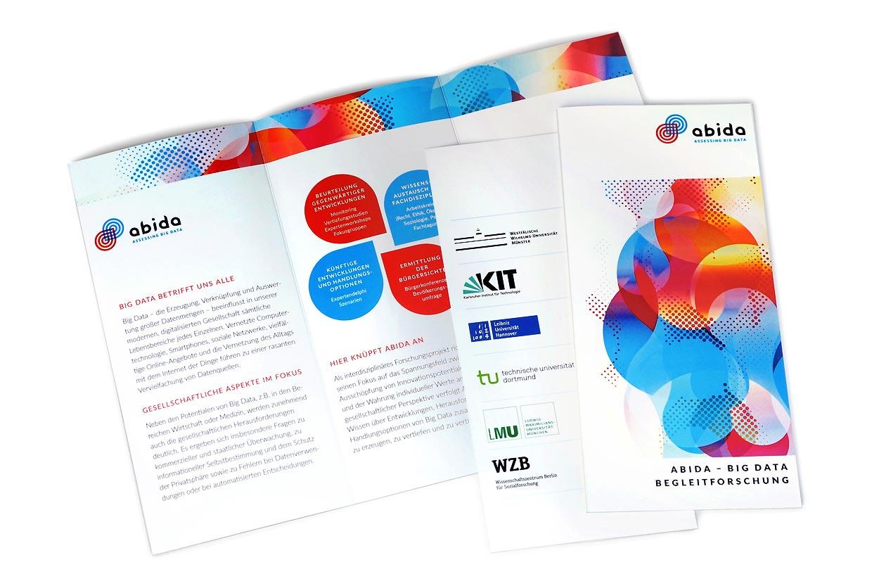 Forschungs-Flyer mit Big-Data-Visual und Hochschul-Logos