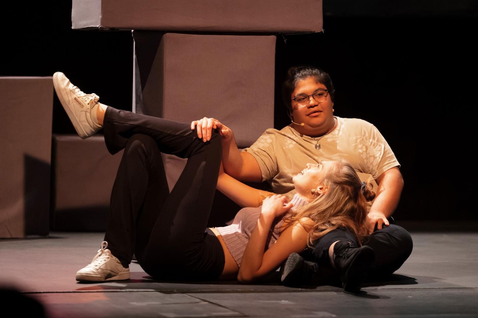 Zwei junge Erwachsene spielen eine Theaterszene zum Thema Beziehungen