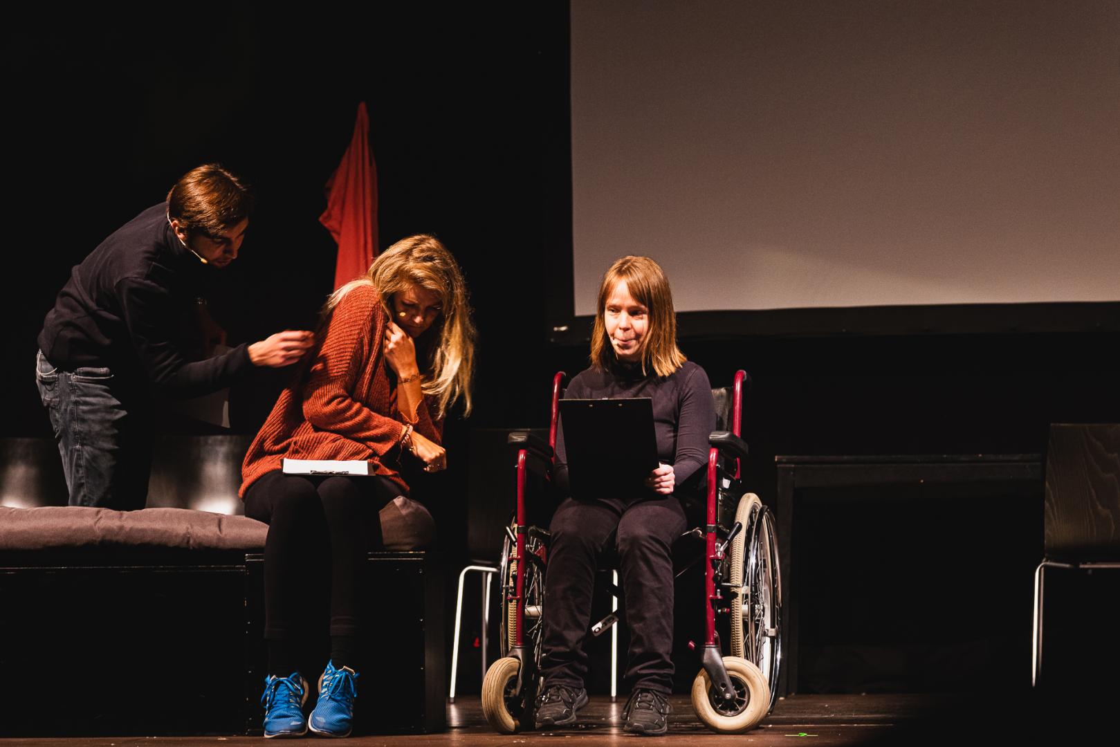 Drei junge Erwachsene spielen eine Theaterszene zum Thema Pflegeheim