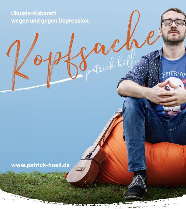 Der Künstler sitzt meditierend auf einem orangenen Sitzsack, seine Ukulele links neben ihm. Im linken oberen Eck steht "Ukulele-Kabarett wegen und gegen Depression" geschrieben, geschwungene Schrift neben ihm bildet "Kopfsache" und "Patrick Höll".