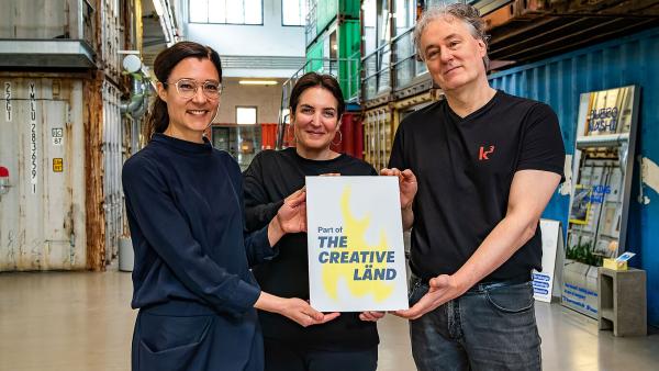 Dr. Ellen Koban, Unitleiterin Kultur- und Kreativwirtschaft bei der MFG Baden-Württemberg, übergibt das THE CREATIVE LÄND-Label an Sabrina Isaac-Fütterer und Dirk Metzger vom K³ Kultur- und Kreativwirtschaftsbüro Karlsruhe. | © K³ | Ingrid Kappenberger Dr. Ellen Koban, Unitleiterin Kultur- und Kreativwirtschaft bei der MFG Baden-Württemberg, übergibt das THE CREATIVE LÄND-Label an Sabrina Isaac-Fütterer und Dirk Metzger vom K³ Kultur- und Kreativwirtschaftsbüro Karlsruhe. | © K³ | Ingrid Kappenberger